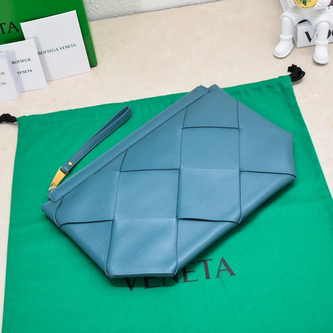 B's new lightweight shape-changing design handbag, suitable for both men and women, suitable for daily use, from small woven to large woven, simple and easy to wear, the leather has the best feel, a worth buying item, size 35*19*1cm [6689#]